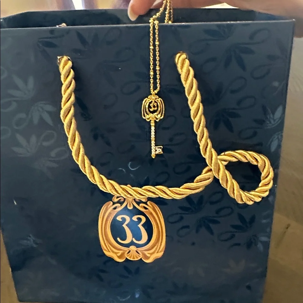 Stunning gold club 33 key necklace